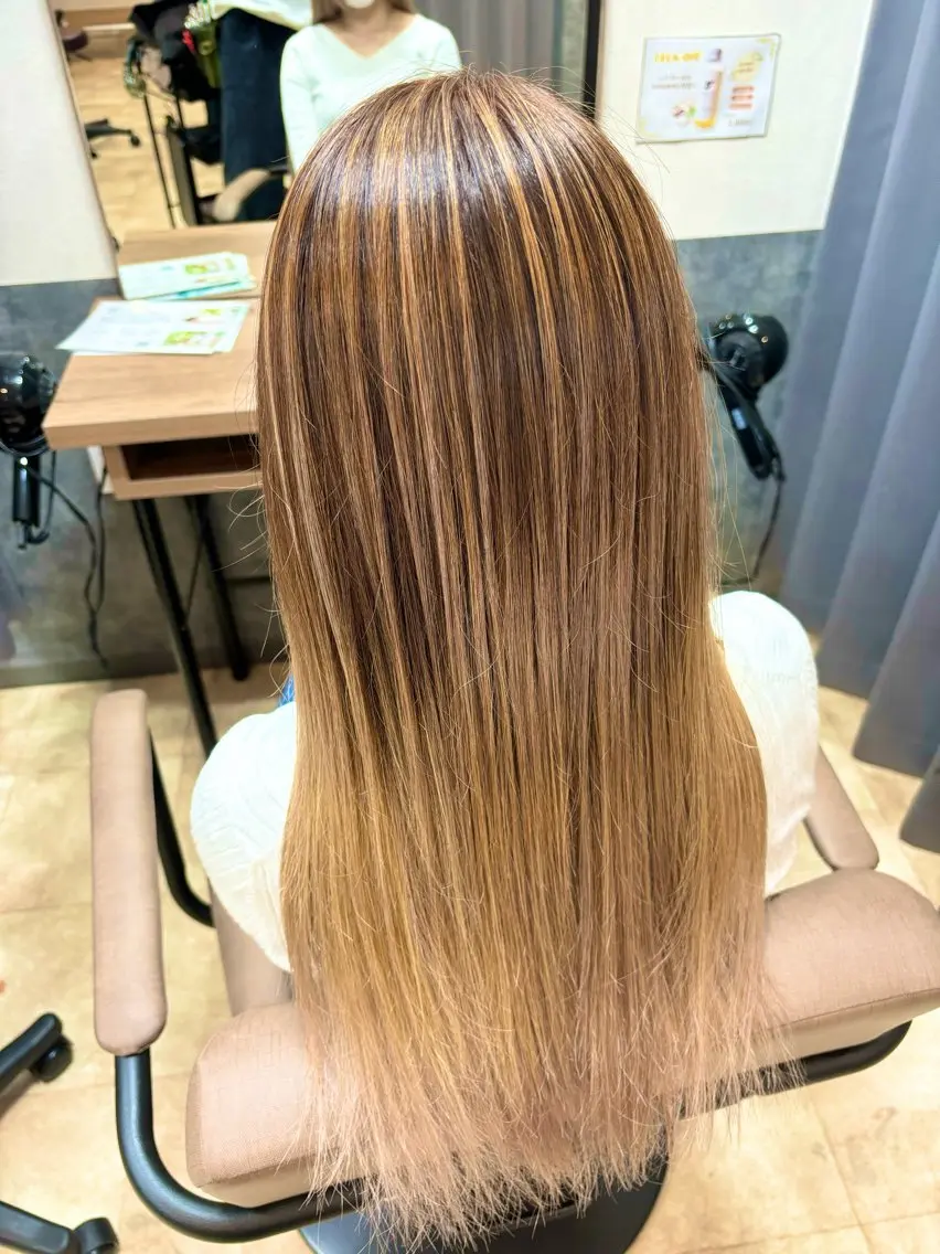 ロング カラー ブリーチ グラデーションカラー ハイライトカラー ハイライト カット ヘアカラー トリートメント 竹内滉太 当日予約⭕️のヘアスタイル