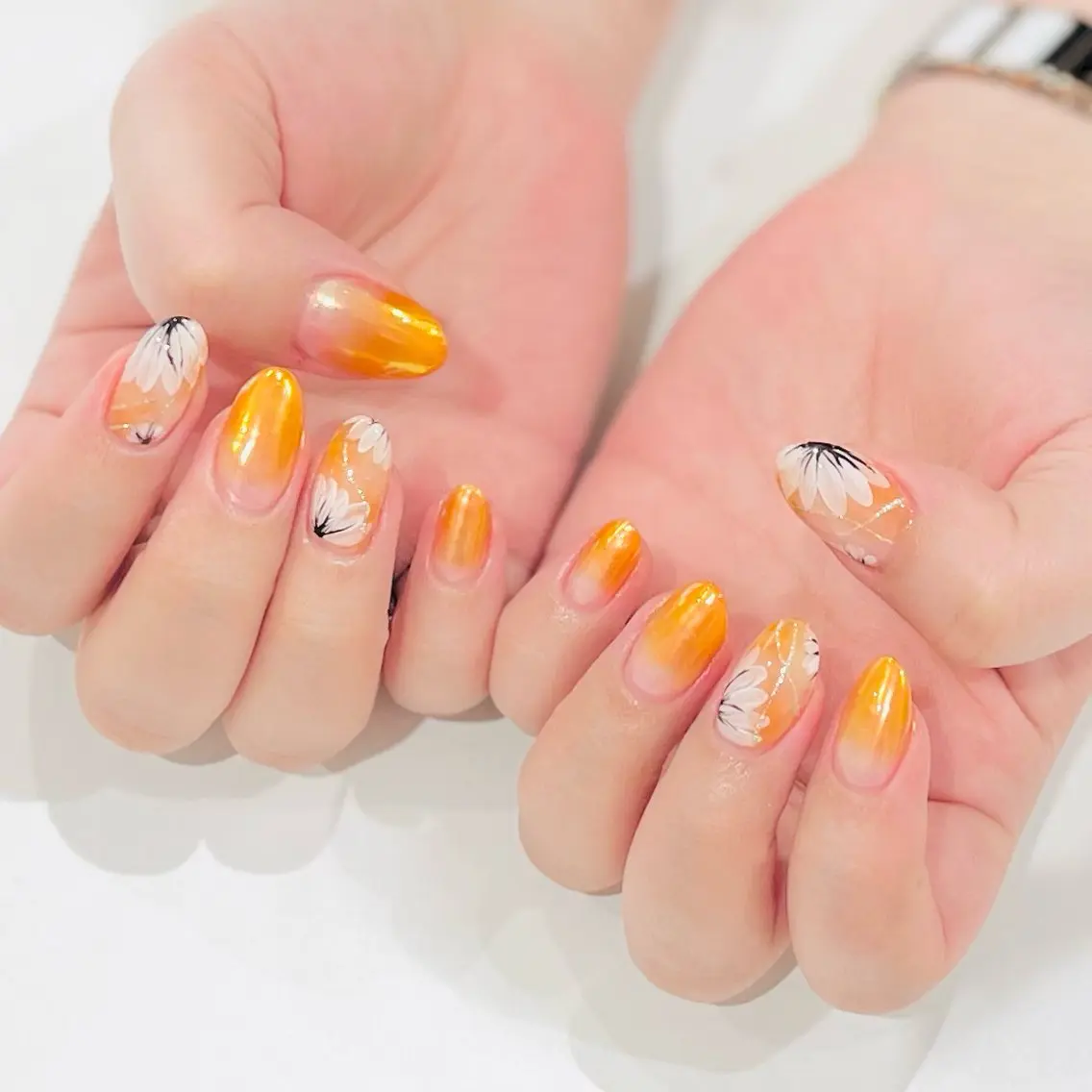 ネイル フラワーネイル グラデーション ミラーネイル オレンジ ハンドネイル nail salon Luciaのネイルデザイン