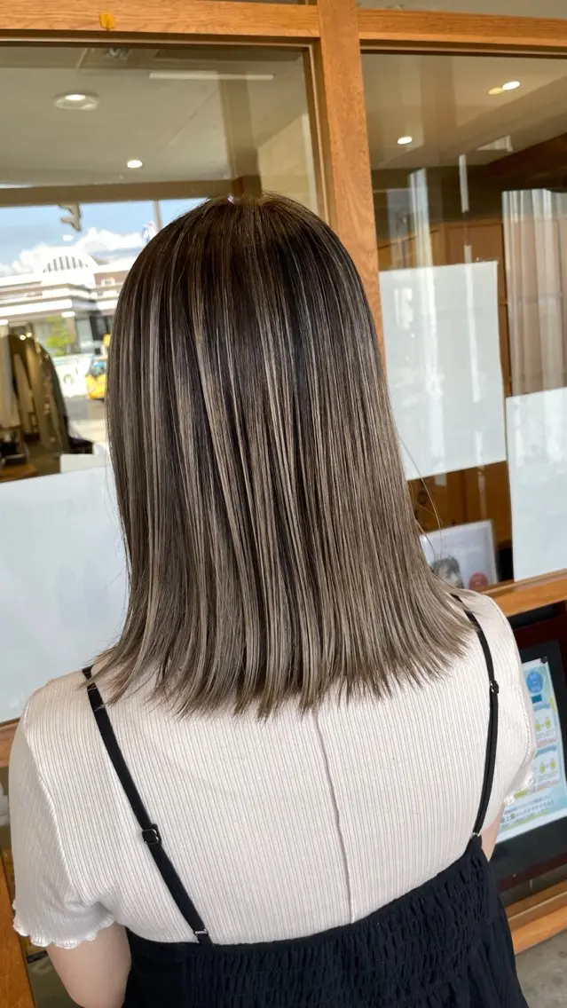 ミディアム カラー バレイヤージュ ブリーチ 透明感カラー デザインカラー グラデーションカラー 澤田 真凛のヘアスタイル