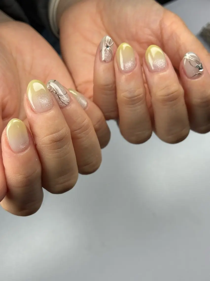 ネイル マグネットネイル ミラーネイル 黄色 ハンドネイル MIKA 🍊のネイルデザイン