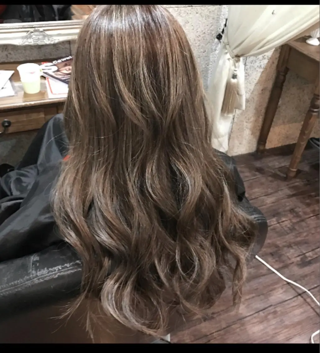 ロング カラー アッシュ ベージュカラー ブリーチ ハイライトカラー メッシュ Tsuyoki .のヘアスタイル