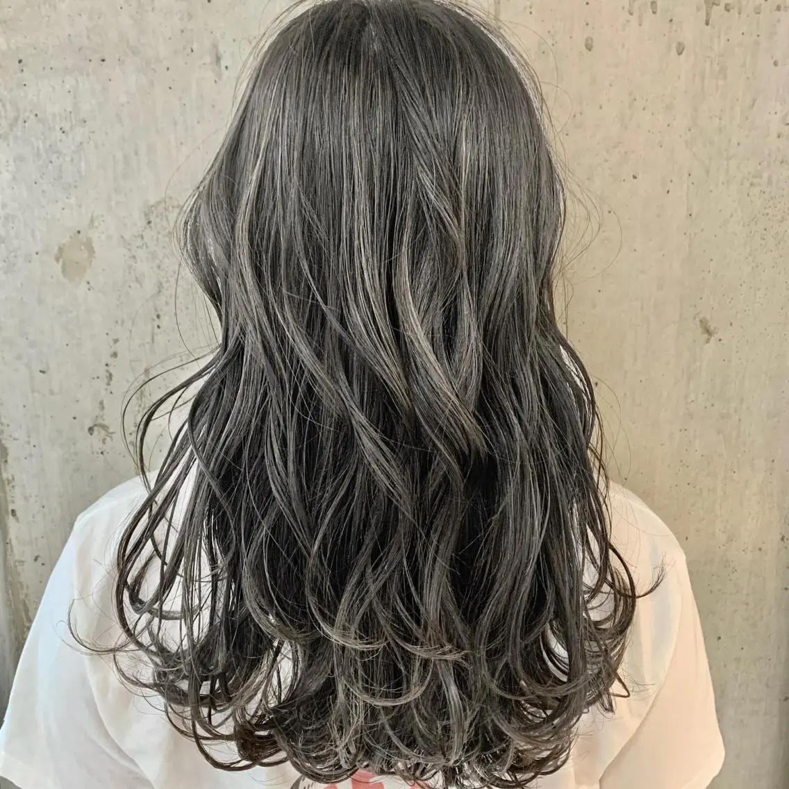 セミロング アッシュ 外国人風カラー ハイライト 髪質改善 韓国風ヘア カット ヘアカラー トリートメント Lino by hoNuaのヘアスタイル