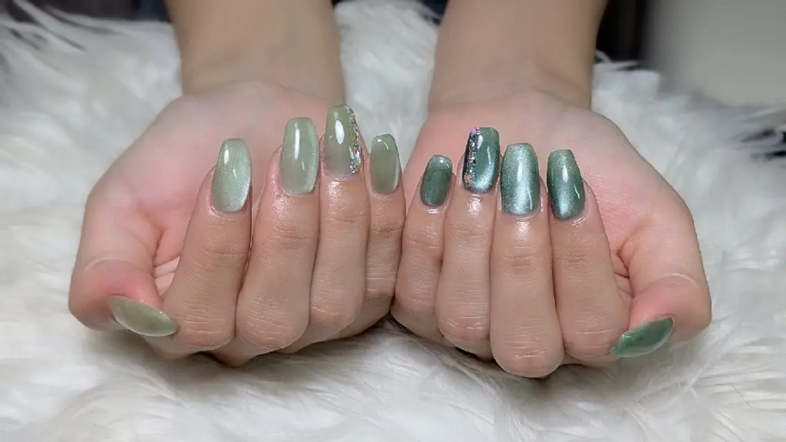ネイル グリーン ロングネイル マグネットネイル m&pPrivate nailsalonのネイルデザイン