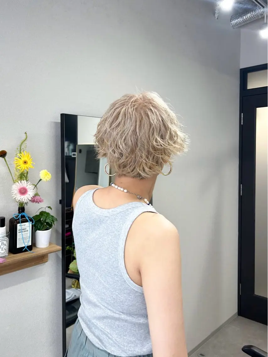 ショート カラー ブロンド AKO .のヘアスタイル