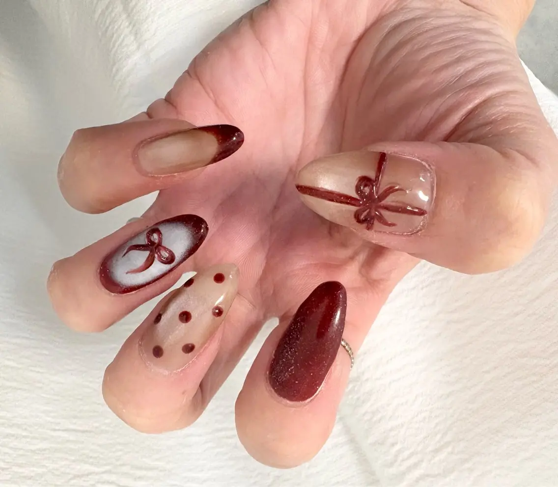 ネイル ボルドー ドット リボン 冬ネイル クリスマス ハンドネイル ✨韓国✨nail salonLumieのネイルデザイン
