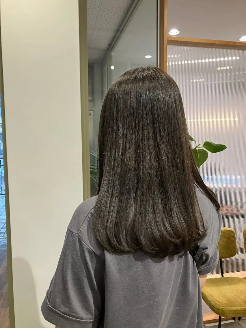 セミロング アッシュ 平松 里穗のヘアスタイル