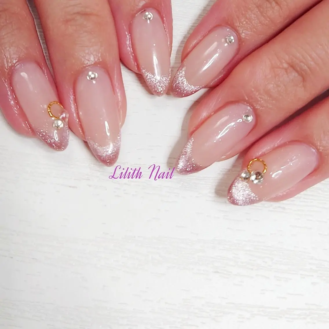ネイル フレンチネイル マグネットネイル マグネットフレンチ 春ネイル ストーンネイル Lilith Nailのネイルデザイン