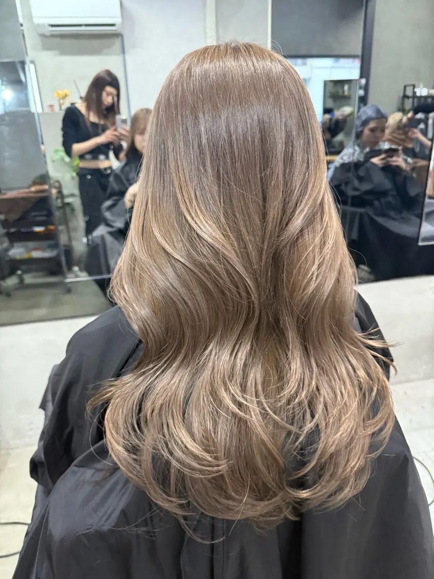 ロング カラー ベージュカラー ミルクティーベージュ AIRI layer cut hairのヘアスタイル