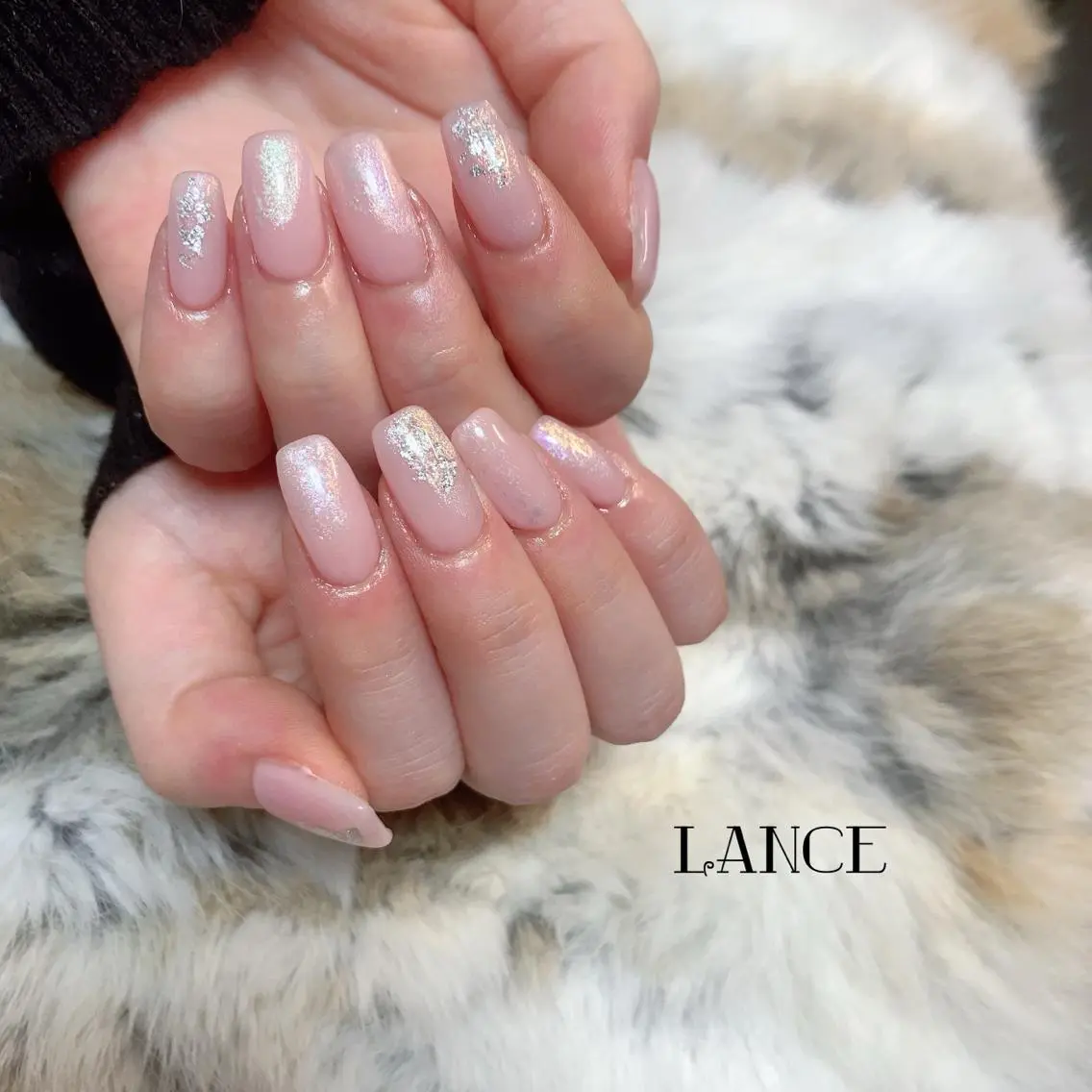 ミディアム ネイル オーロラネイル フレンチネイル キラキラネイル ワンホンネイル 冬ネイル ハンドネイル Lance nailのネイルデザイン