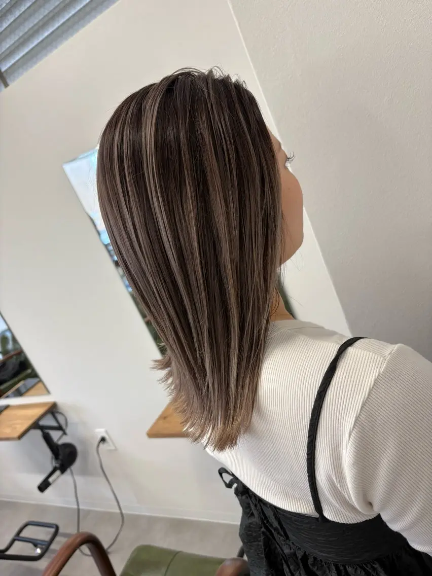 ミディアム カラー バレイヤージュ グレージュ レイヤーカット カット ヘアカラー トリートメント SHAFT Ieiriのヘアスタイル