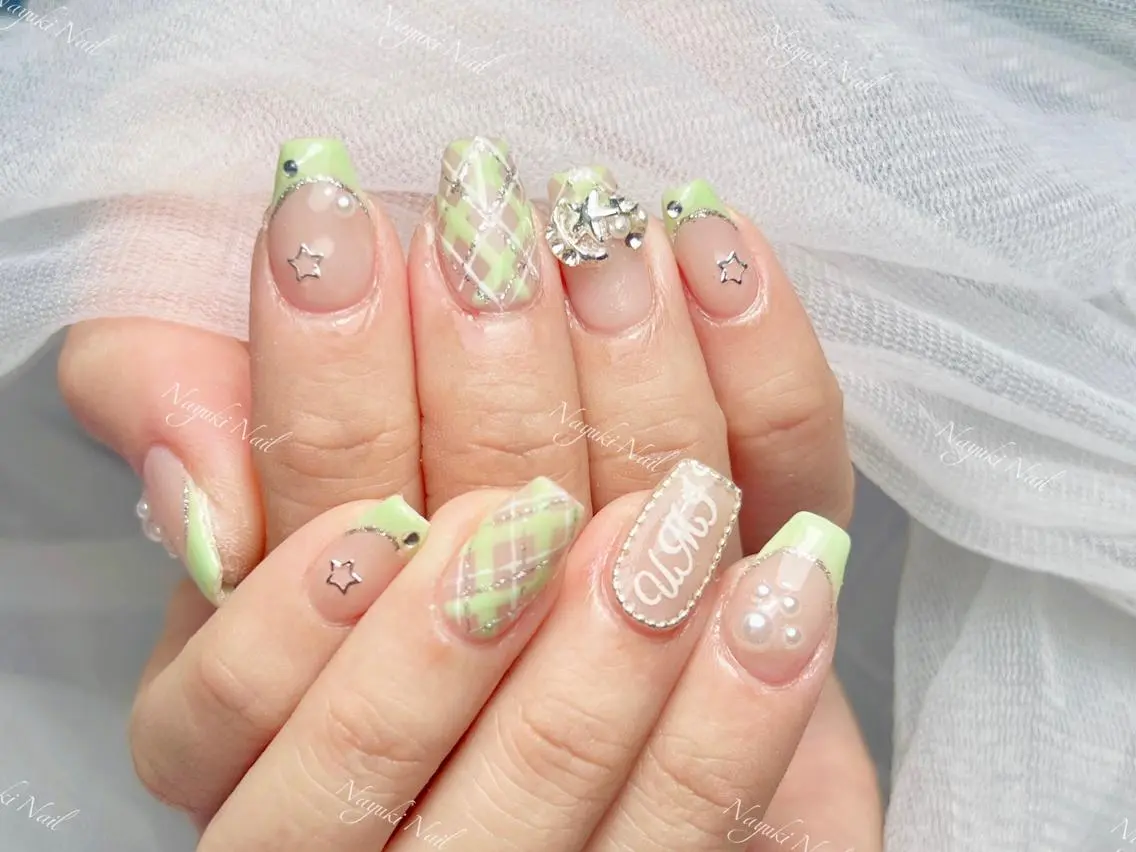 ネイル 🦋 Queenieのネイルデザイン