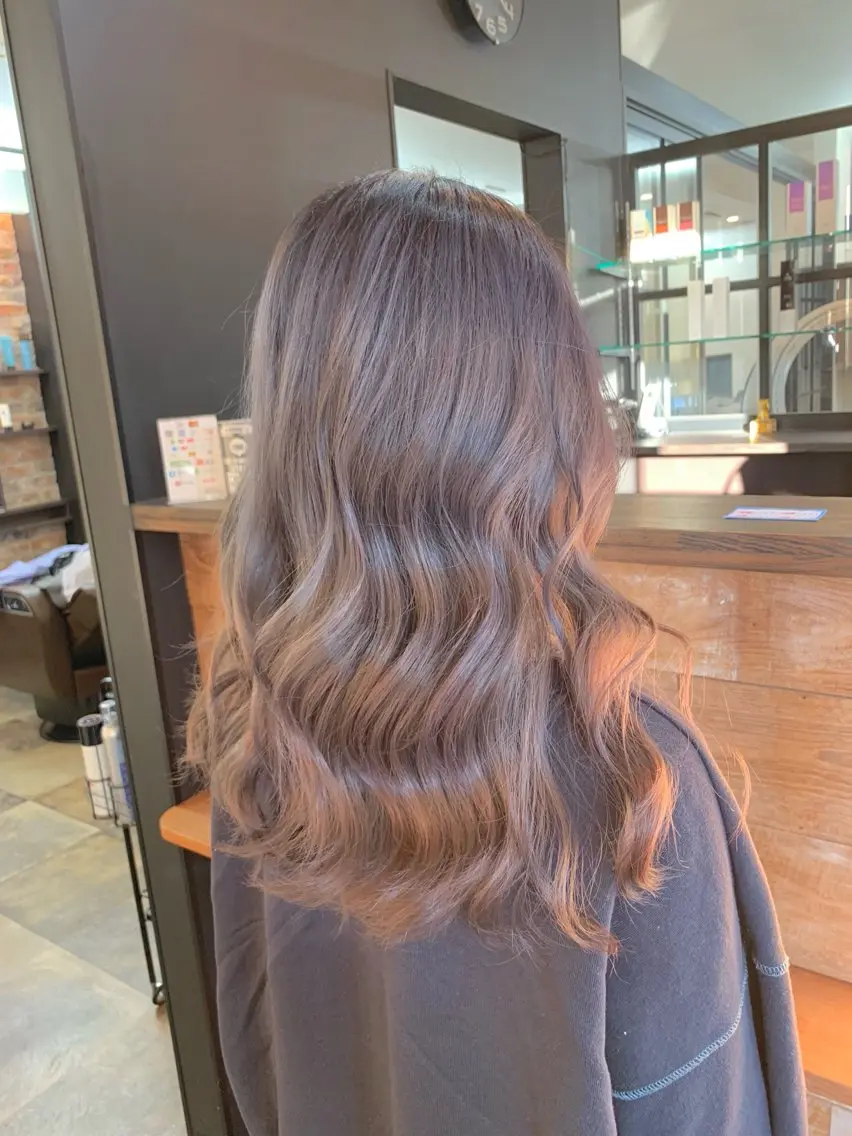 ロング カラー ブリーチ 岡田 七海のヘアスタイル