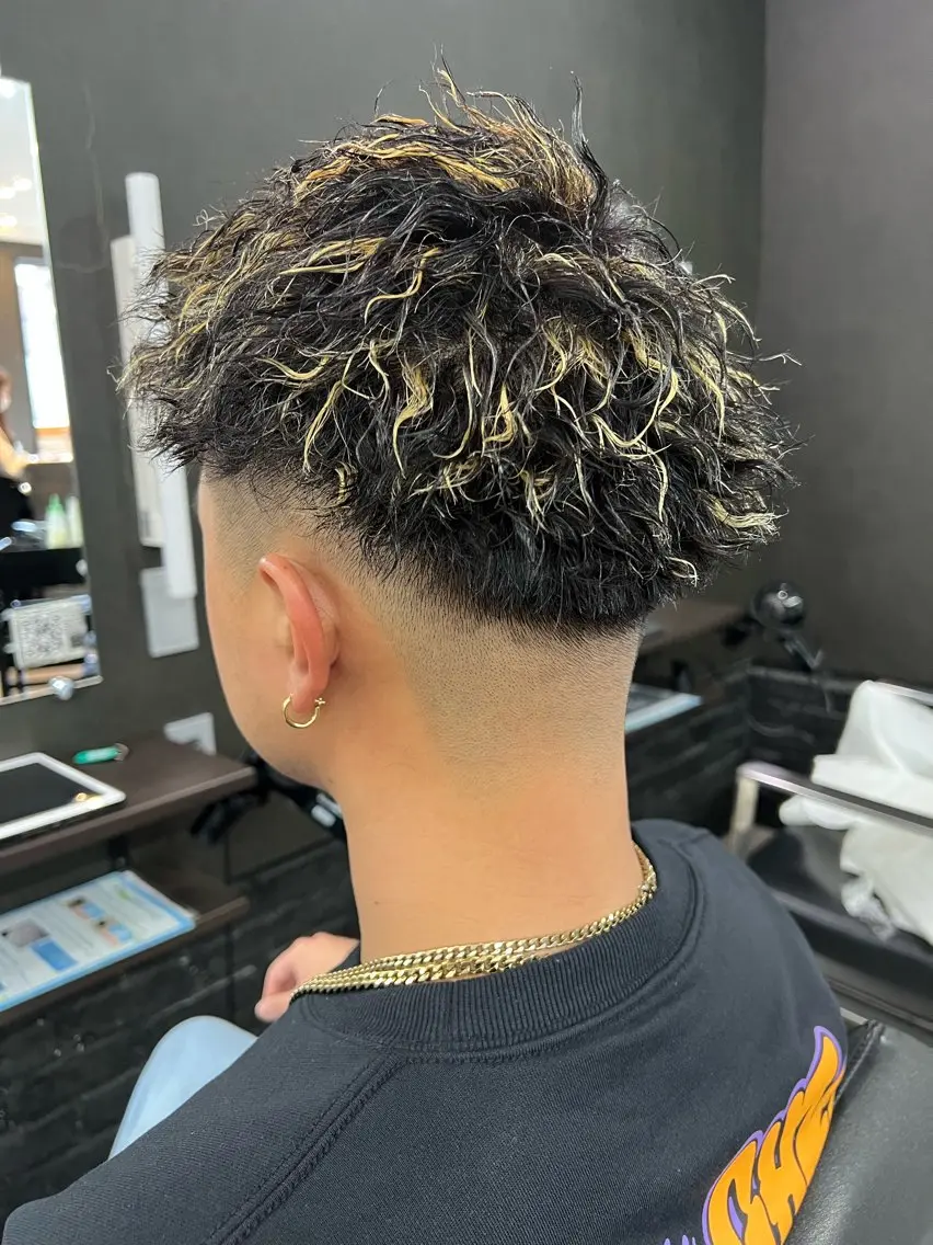 ショート カラー パーマ メンズ フェードカット メンズハイライト メンズパーマ メンズツイストパーマ ハイライトカラー Hair salon Liebe RYOのヘアスタイル