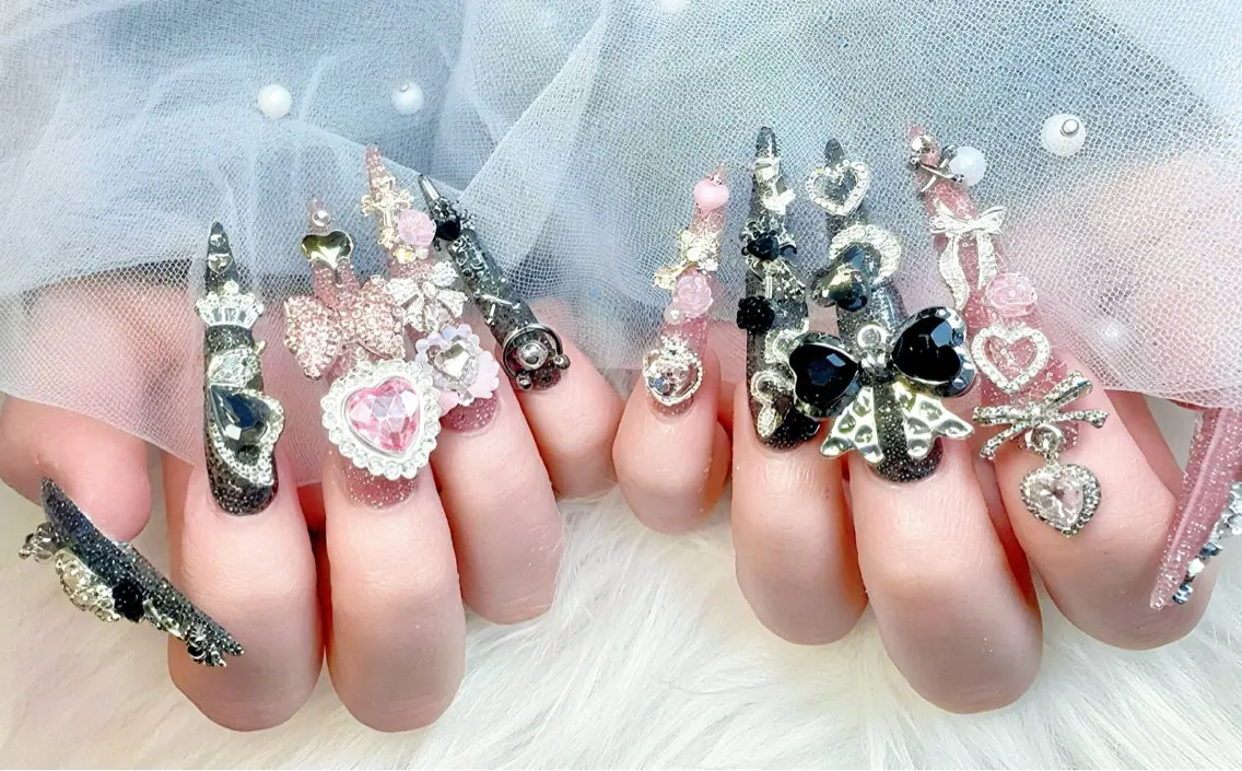 ネイル アートネイル キラキラネイル スカルプネイル 冬ネイル クリスマス ハンドネイル ハンドケア Gote Kawa nail salonのネイルデザイン