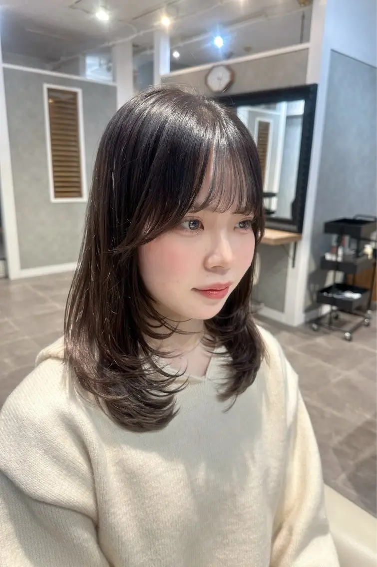 ミディアム カラー 銀座レイヤーカット ×シースルー前髪のヘアスタイル