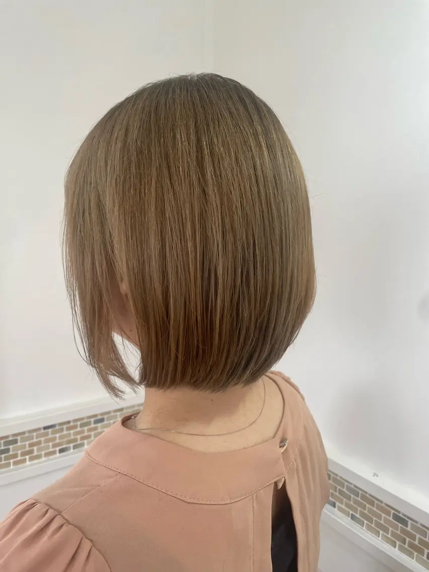ミディアム カラー ベージュカラー ブリーチ ミルクティーベージュ ボブ 前原 真人のヘアスタイル