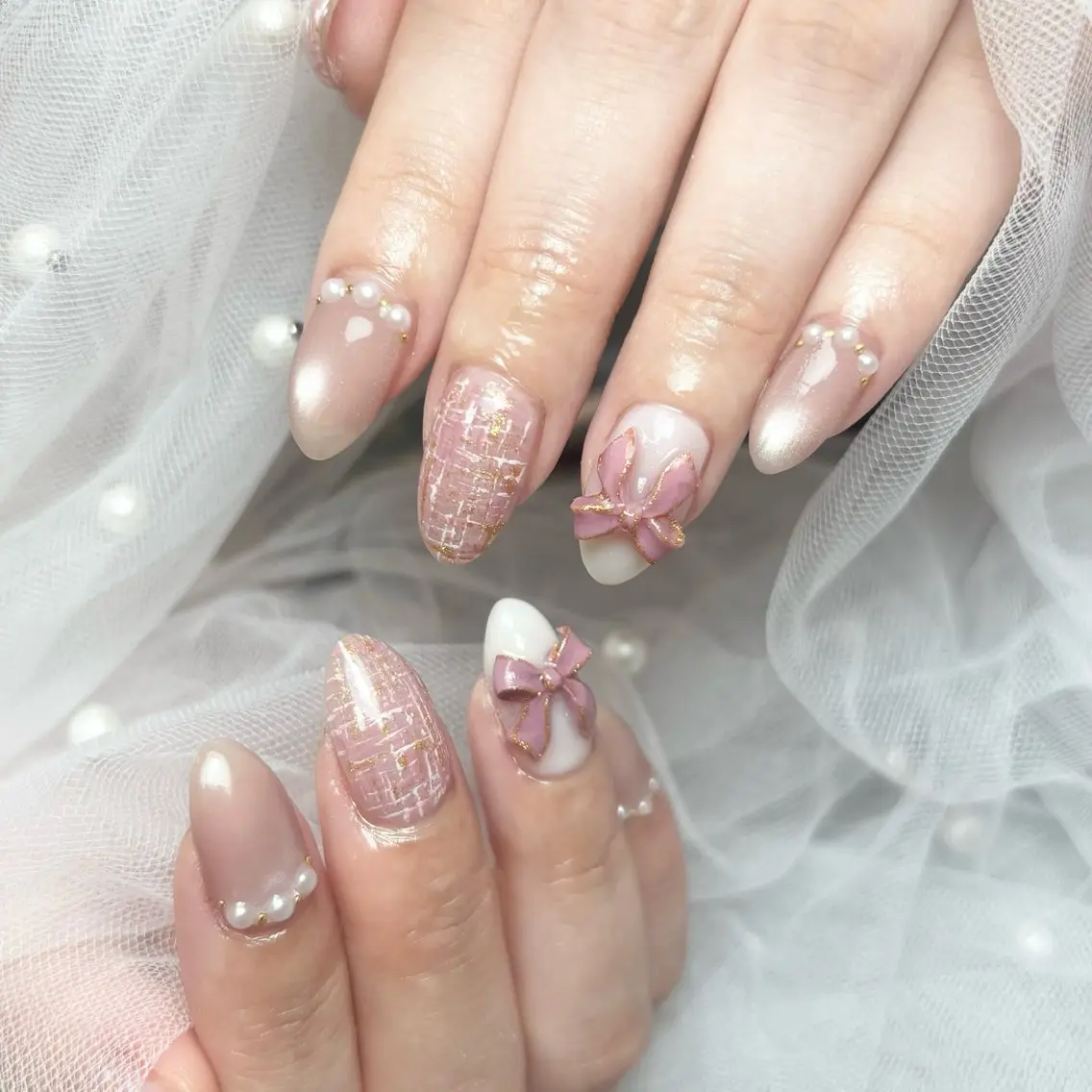 ネイル ゴールド キラキラネイル 韓国ネイル ピンク リボン ハンドネイル nailroom DIASOMNIAのネイルデザイン