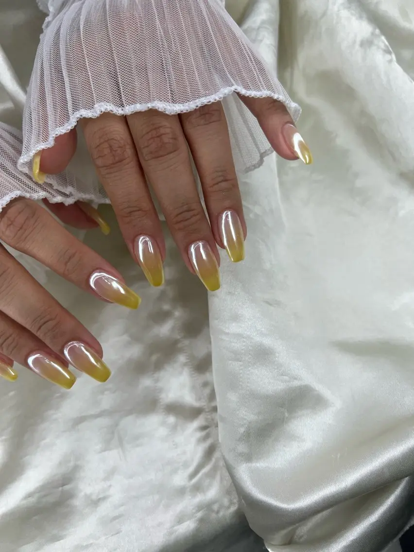 ネイル グラデーション ミラーネイル 黄色 ハンドネイル ハンドケア Charme. NOBUKOのネイルデザイン