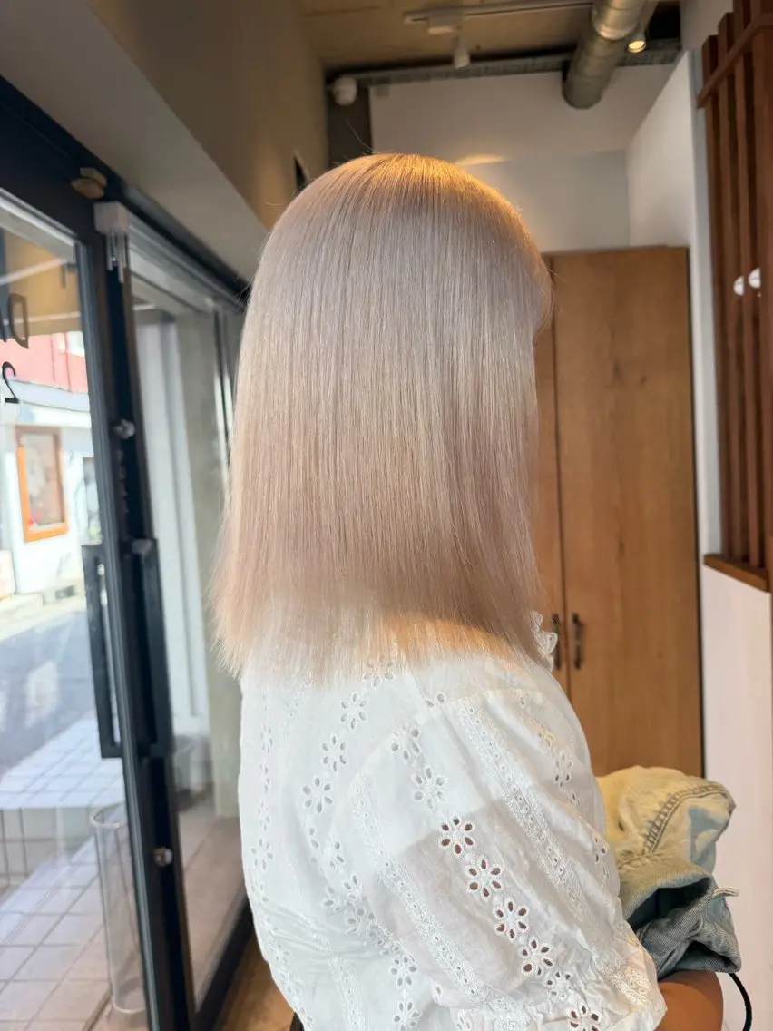 ミディアム カラー ベージュカラー ブリーチ ホワイトベージュ カット ヘアカラー トリートメント EIGHT 濱田響のヘアスタイル