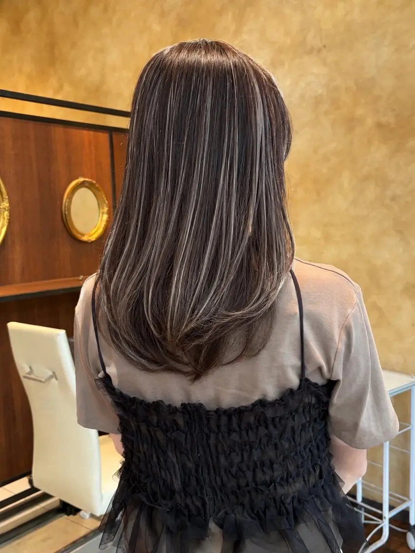 ロング ハイライト ヘアカラー ルナ｜大人レイヤー｜ 白髪ぼかしハイライトのヘアスタイル