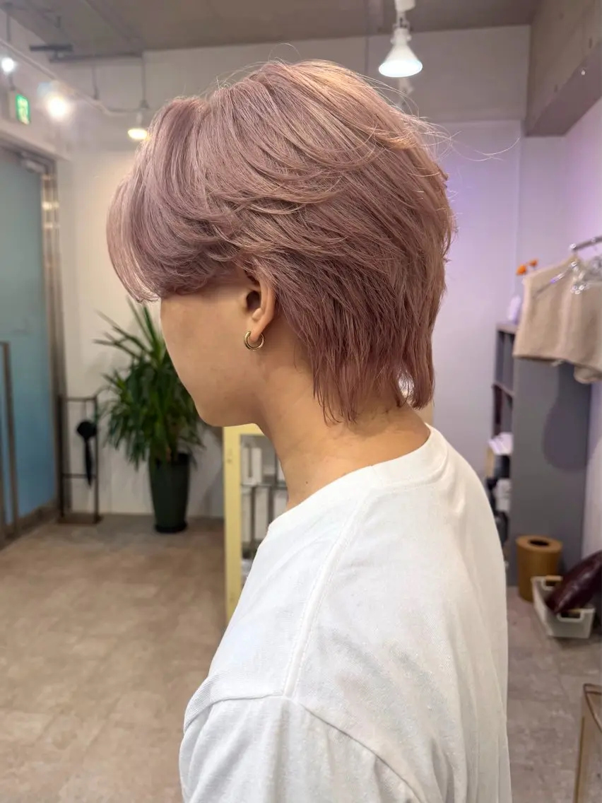 ショート カラー メンズ センターパート メンズウルフカット ピンクカラー ウルフカット ヘアカラー SHOTO ハイトー ン/ブロンドカラーのヘアスタイル