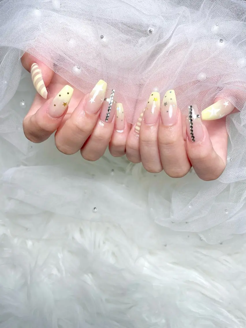 ネイル 黄色 ハンドネイル IBUKI PEEKABOO梅田のネイルデザイン