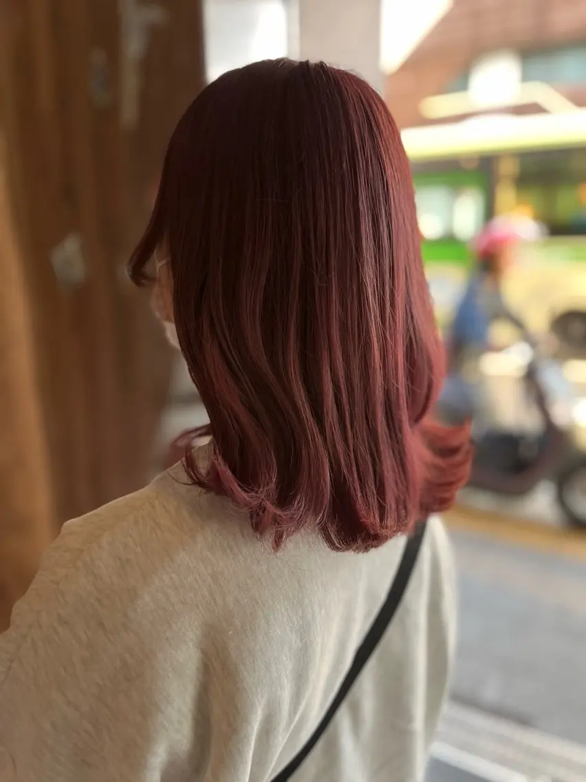 ミディアム カット ヘアカラー 【ブロンド】【ベージ ュ系】TAKUMAのヘアスタイル