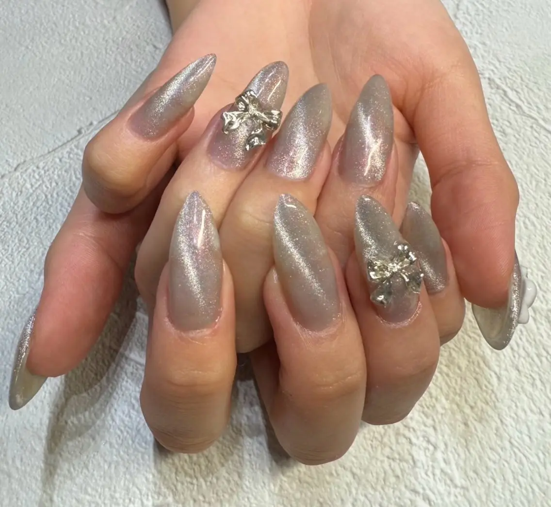 ネイル グラデーション キラキラネイル 韓国ネイル マグネットネイル リボン NailSalon✨ Écrinエクランのネイルデザイン