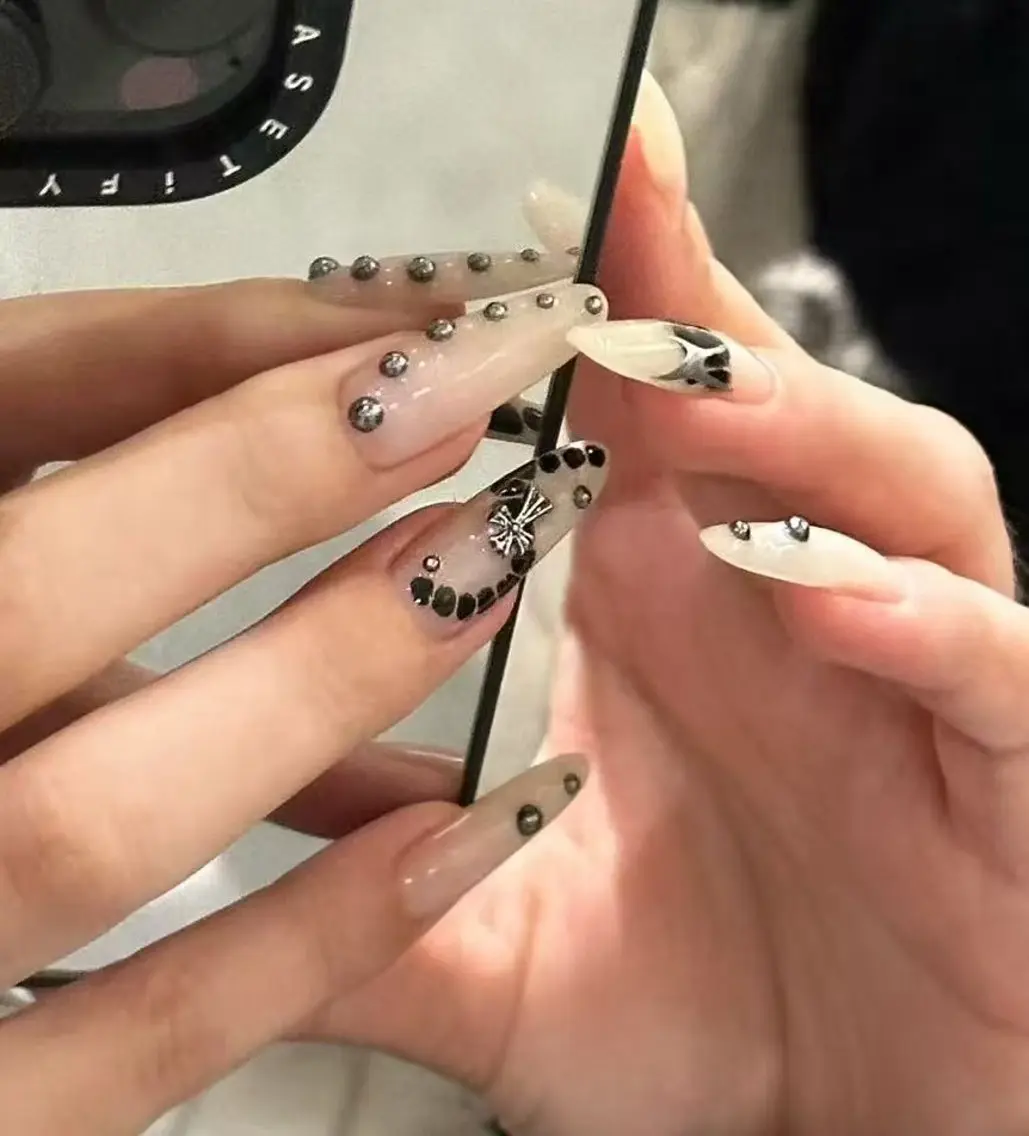 ネイル オーロラネイル フラワーネイル フットネイル フレンチネイル ジェルネイル ハンドネイル BabyYouMi nailのネイルデザイン