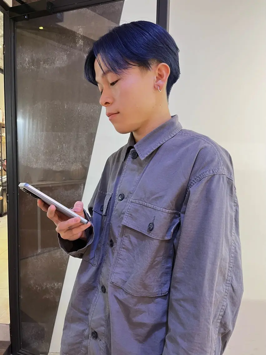 ショート カラー メンズ メンズブリーチ ブリーチ ネイビーカラー ブリーチなしカラー 友輝 /札幌美容師のヘアスタイル