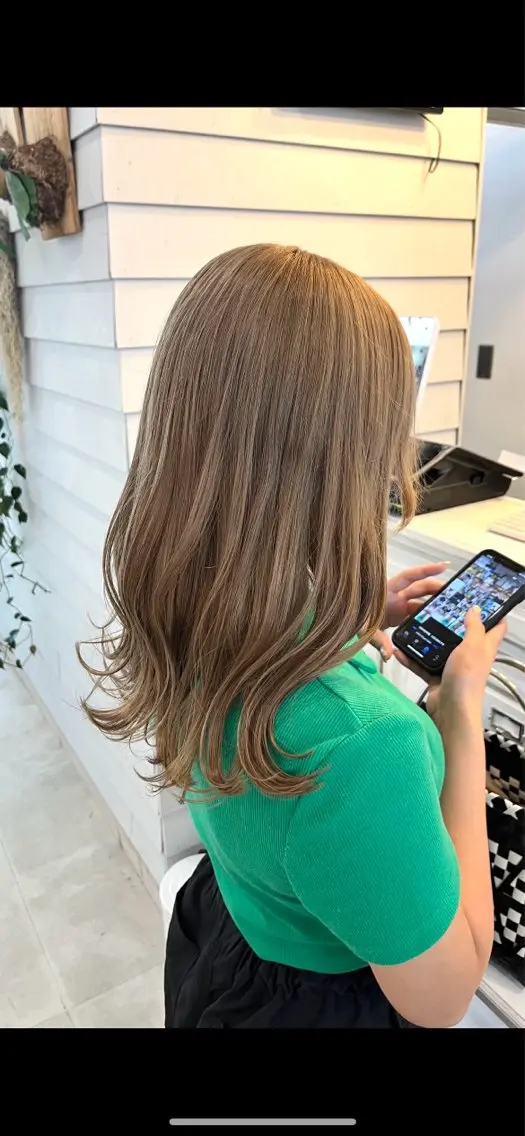 ミディアム カラー ベージュカラー ミルクティーベージュ ヘアカラー トリートメント ブリーチ有無Wカラー メンズパーマ大成のヘアスタイル