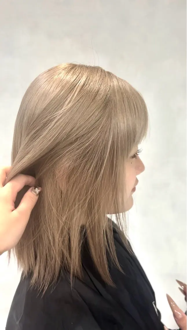 ミディアム カラー ベージュカラー ミルクティーベージュ 【🦋綺麗めハイトー ン🦋】suzunoのヘアスタイル