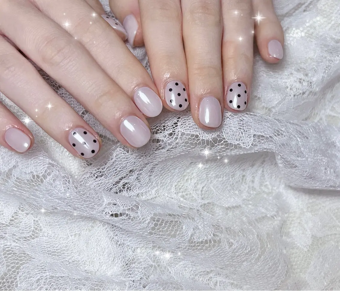 ネイル ホログラムネイル ミラーネイル ホワイト ハンドネイル FLARE NAIL フレアネイルのネイルデザイン