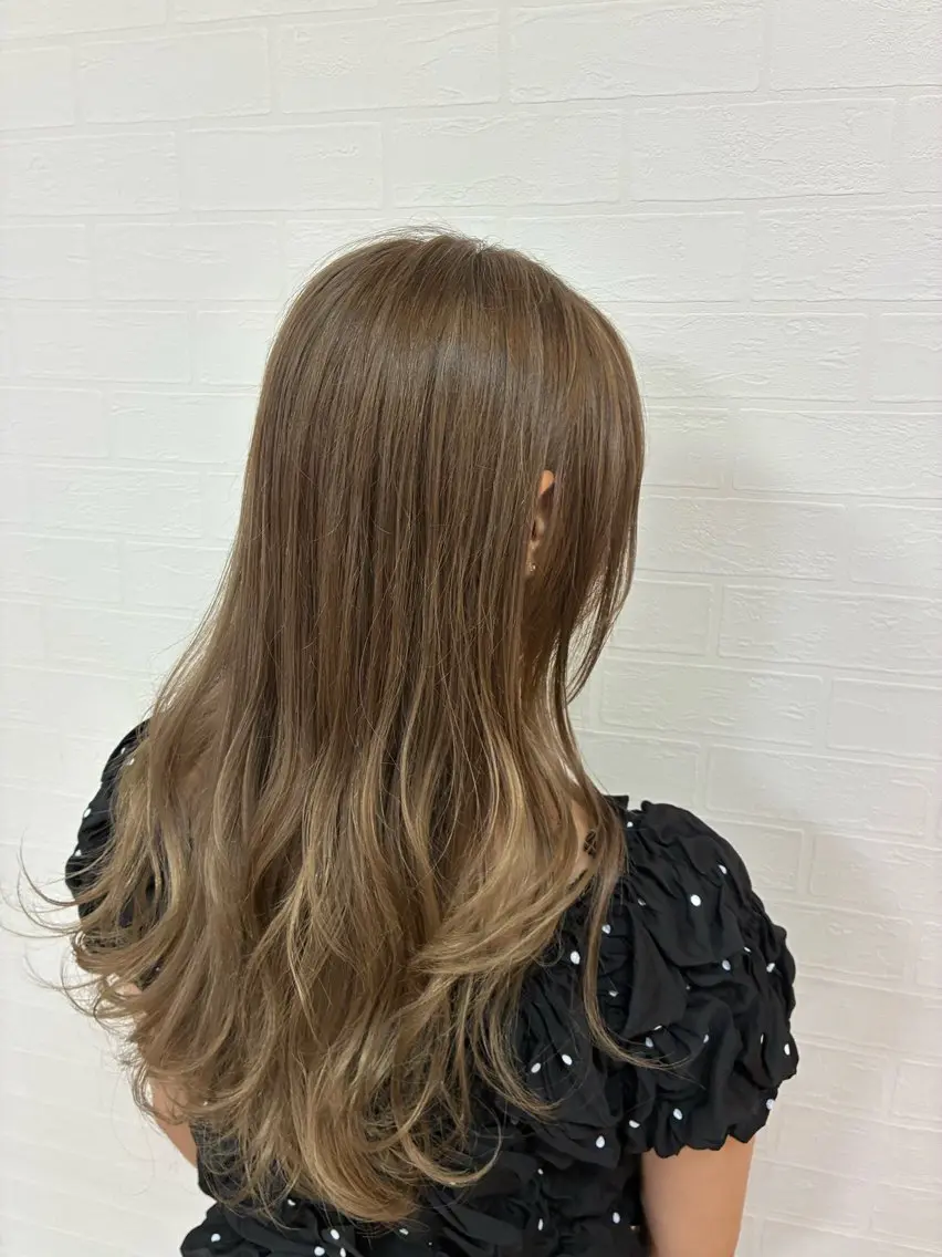 セミロング カラー ダブルカラー グレージュ ヘアカラー トリートメント イワカワ カズキのヘアスタイル