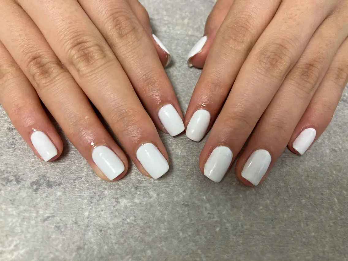 ネイル ワンカラーネイル ホワイト フットネイル mogunail &blowのネイルデザイン