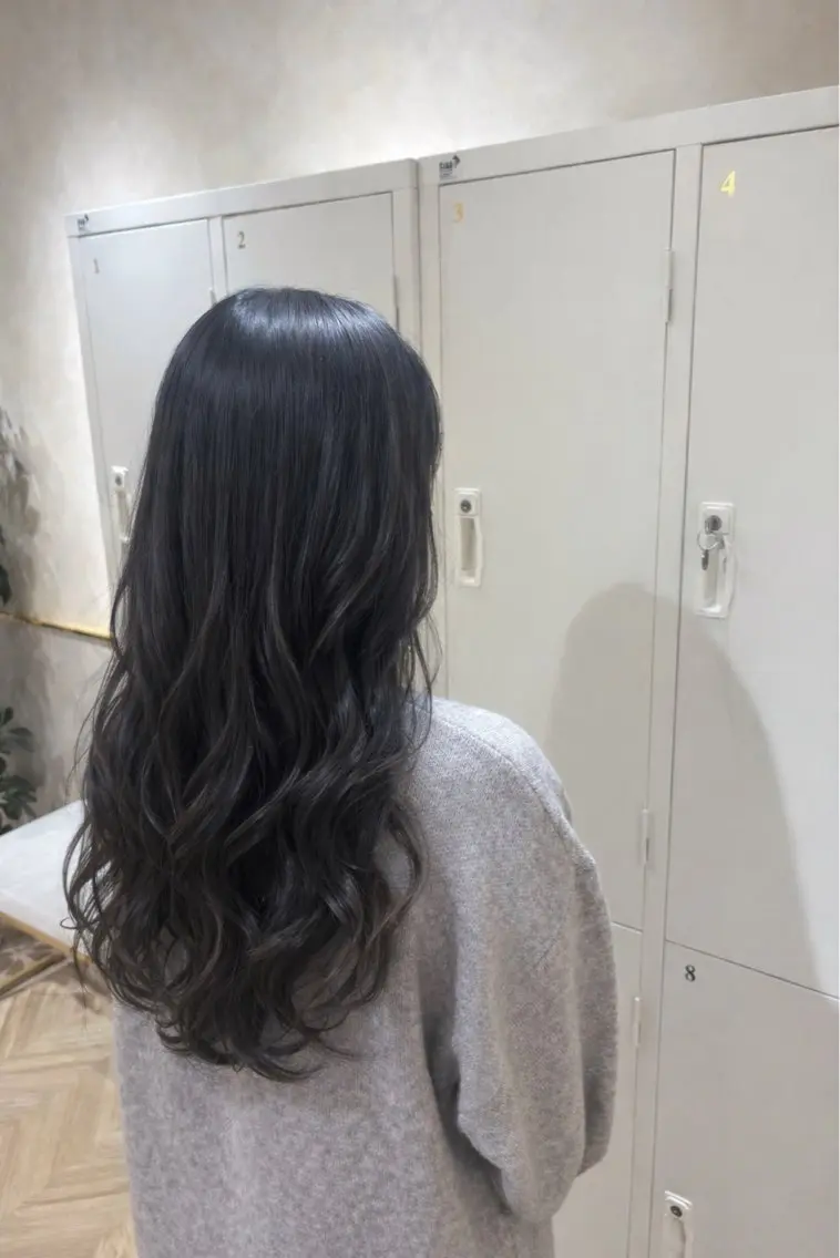 ロング アッシュ アッシュグレー ヘアカラー 🩶ハイトーン🖤 URARAのヘアスタイル