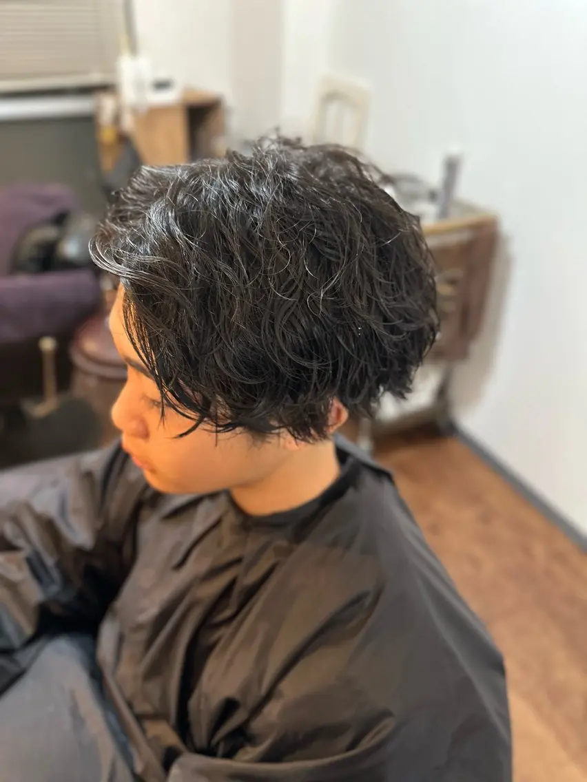 ミディアム パーマ メンズ センターパート 波巻きパーマ Luzir⭐︎ GEN⭐︎のヘアスタイル