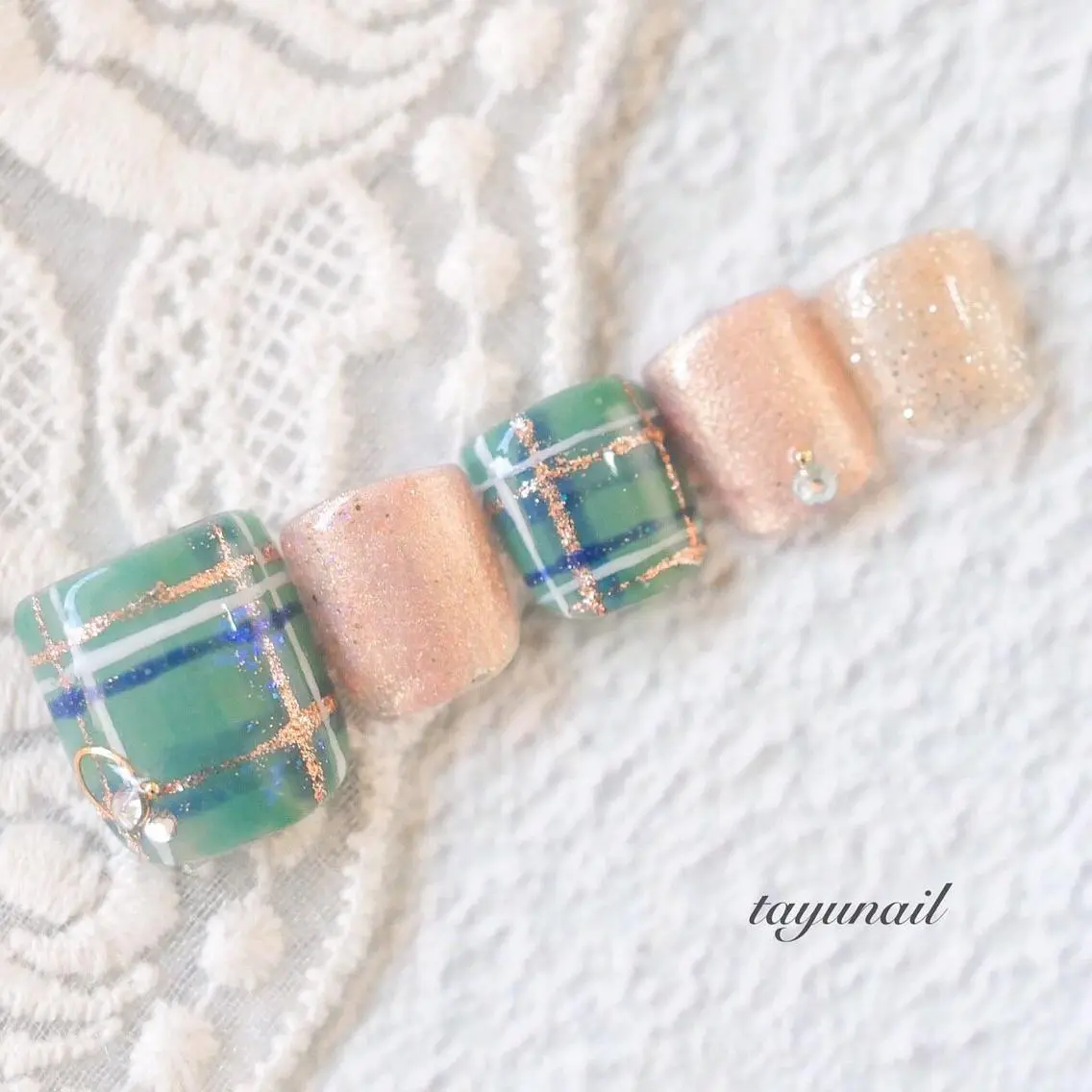ネイル アートネイル ジェルネイル グリーン ニュアンスネイル ワンカラーネイル フットネイル ネイルサロン 【たゆnail】のネイルデザイン
