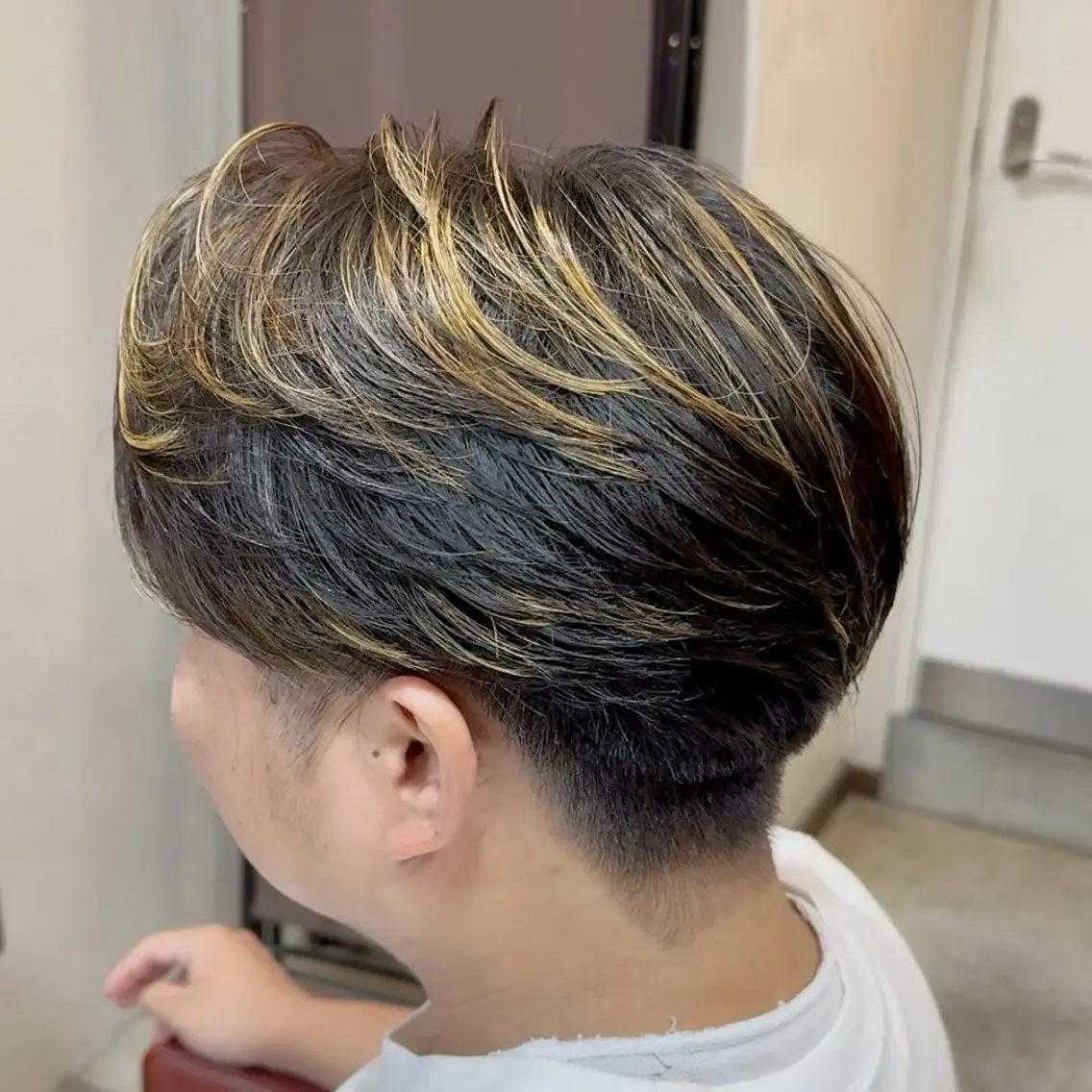 カラー メンズ センターパート メンズハイライト ハイライトカラー ヘアカラー スペインカール/セン ターパート/RYUのヘアスタイル