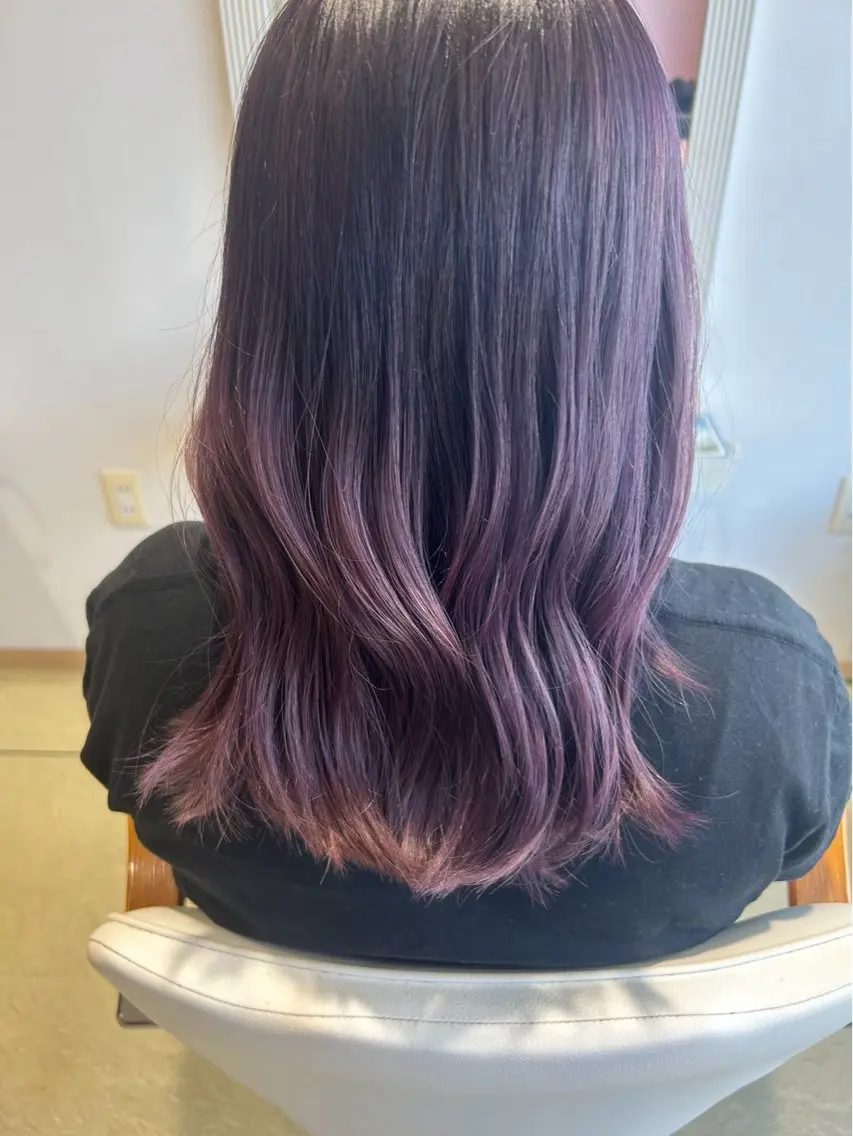 カラー momb 折戸結菜のヘアスタイル