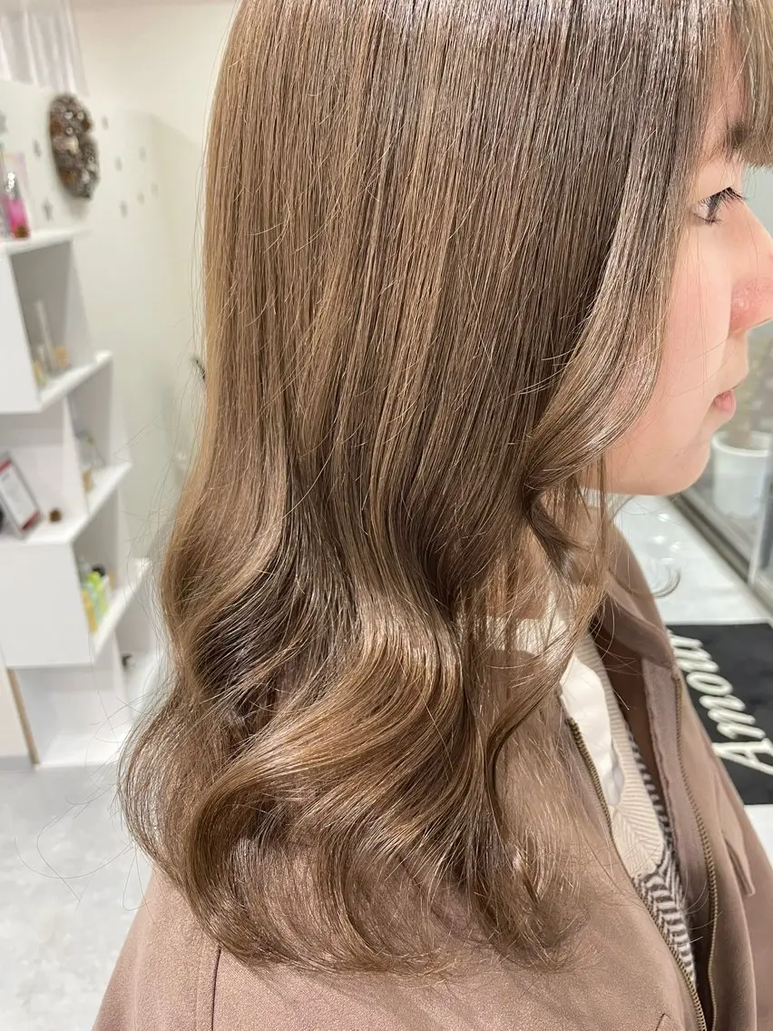 セミロング カラー ベージュカラー Amour なぐらのヘアスタイル