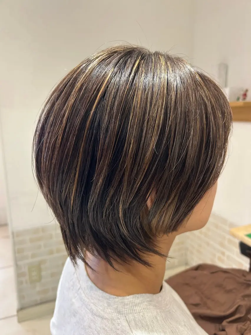 ショート カラー ハイライトカラー レイヤーカットのヘアスタイル