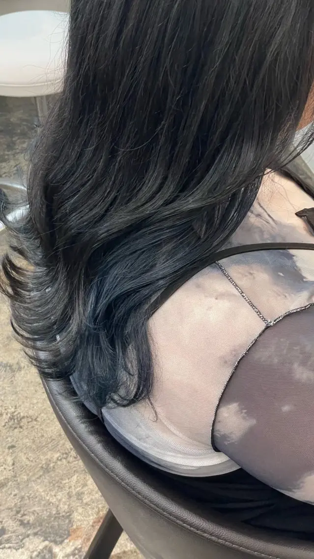 セミロング カラー ブルーカラー インナーカラー ネイビーカラー 透明感カラー さきのヘアスタイル
