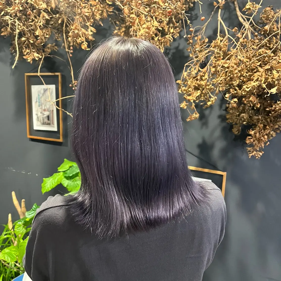 セミロング カラー ブリーチ パープルカラー 岸本 まほのヘアスタイル