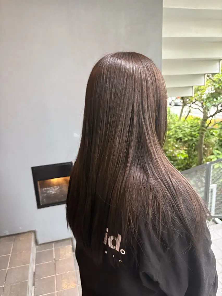 ロング カラー グレージュ 山口 翼のヘアスタイル