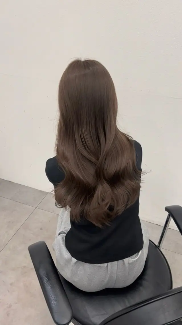セミロング カラー パーマ アッシュ アッシュグレー アッシュグレージュ ベージュカラー ブリーチ カット ヘアカラー トリートメント akira｜ 透明感ベージュ｜梅田のヘアスタイル