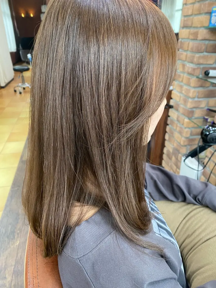 セミロング カラー ブリーチ 透明感カラー ブリーチなしカラー DOLCE尾亦 花織のヘアスタイル