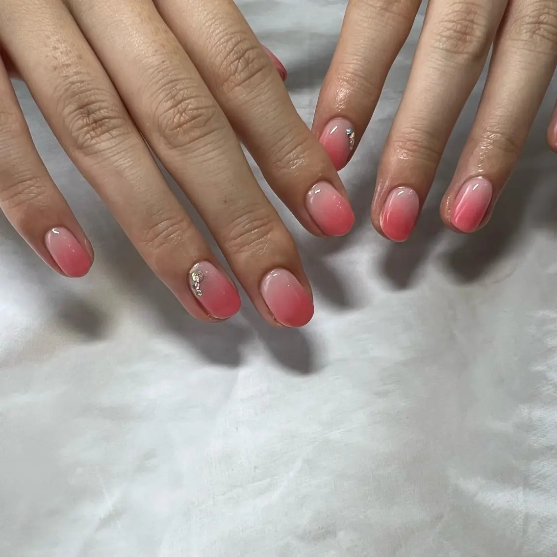 ショート ネイル ストーンネイル ハンドネイル nail salon émuのネイルデザイン