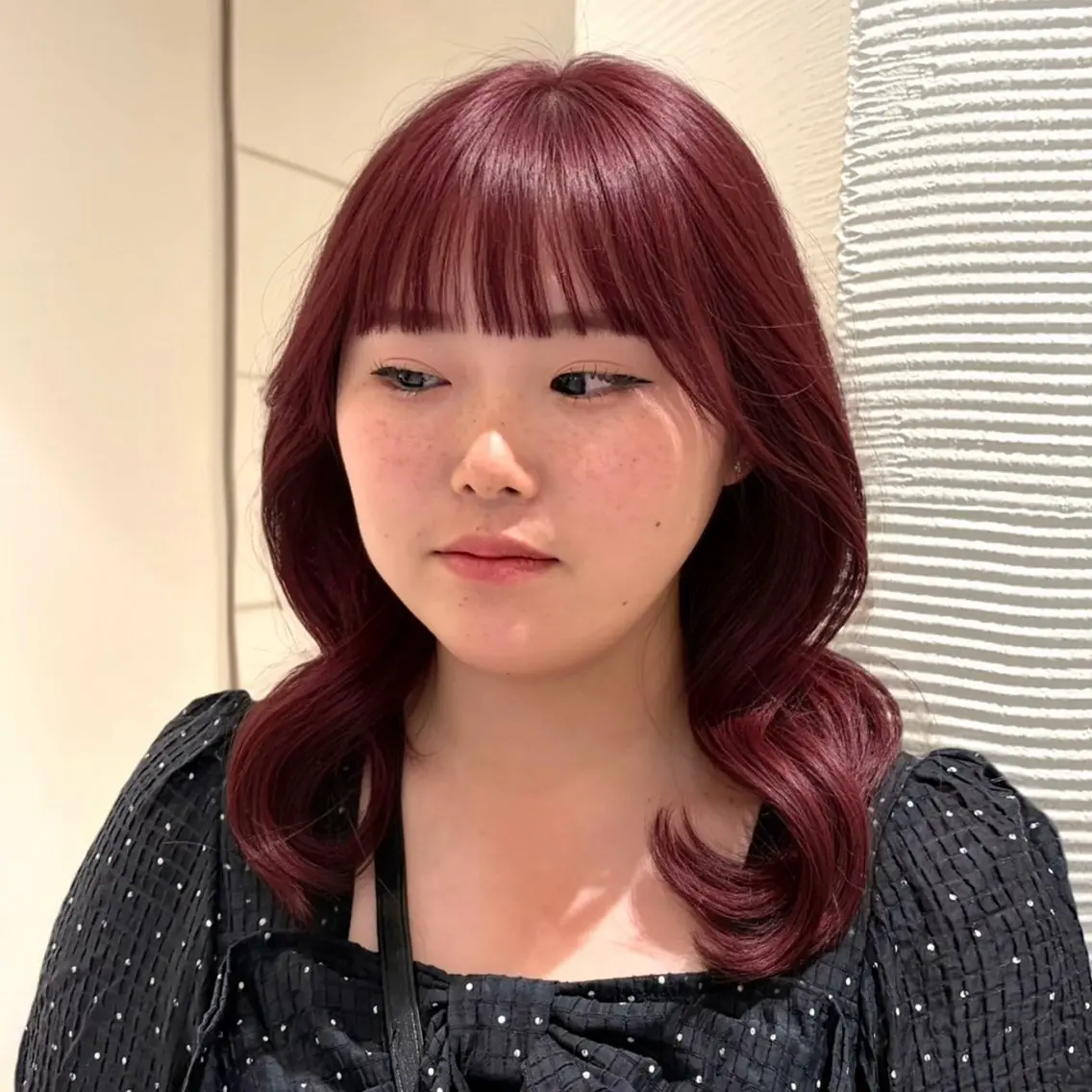 ミディアム カラー ブリーチ カシス ブリーチなしカラー ピンクカラー レッドカラー カット ヘアカラー トリートメント 暖色カラー/パラッと Bob/モエのヘアスタイル
