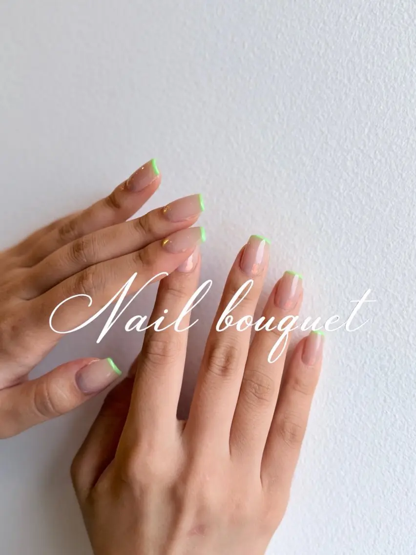 ネイル カジュアル ドット フラワーネイル フレンチネイル キラキラネイル ハンドネイル Nail bouquetのネイルデザイン